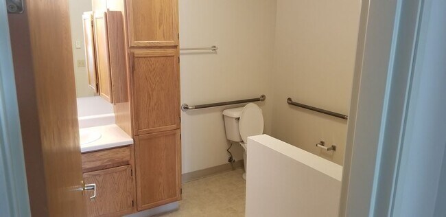 Building Photo - Park Manor 205