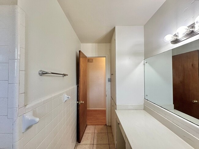 Building Photo - Discover this 3/2 home located in Mid-town...