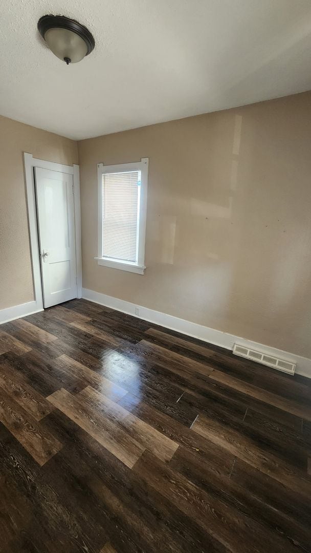 Building Photo - 2 Bed 1 Bath