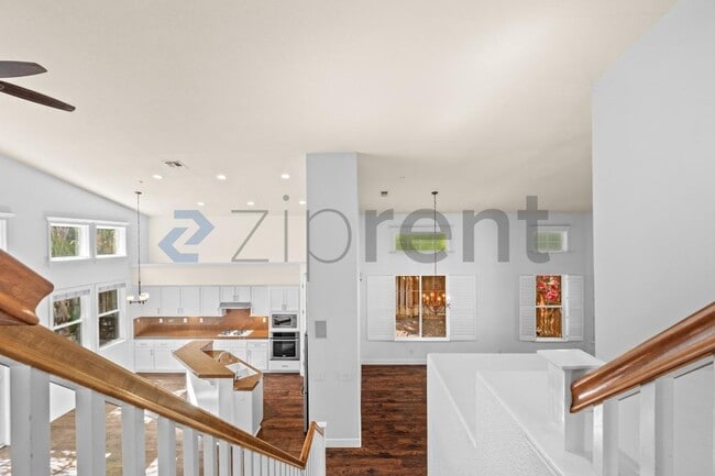 Building Photo - 338 Roundhill Dr