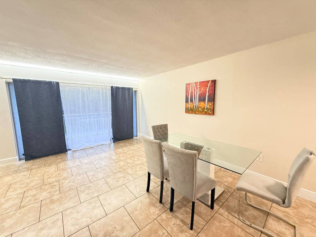 Building Photo - 9355 Fontainebleau Blvd