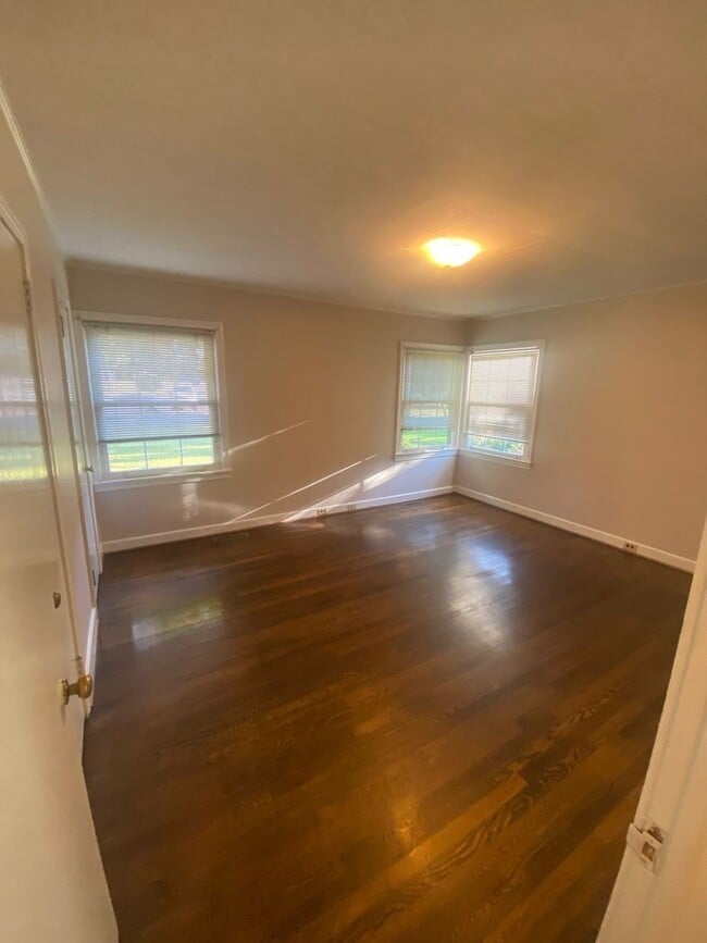 Building Photo - Nice 2 bedroom 1 bathroom home very close ...