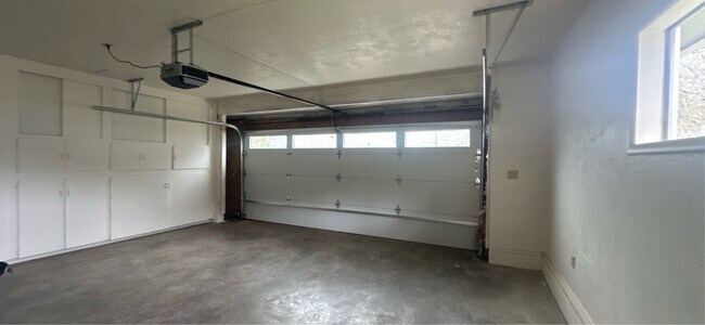 Building Photo - 938 Madison St