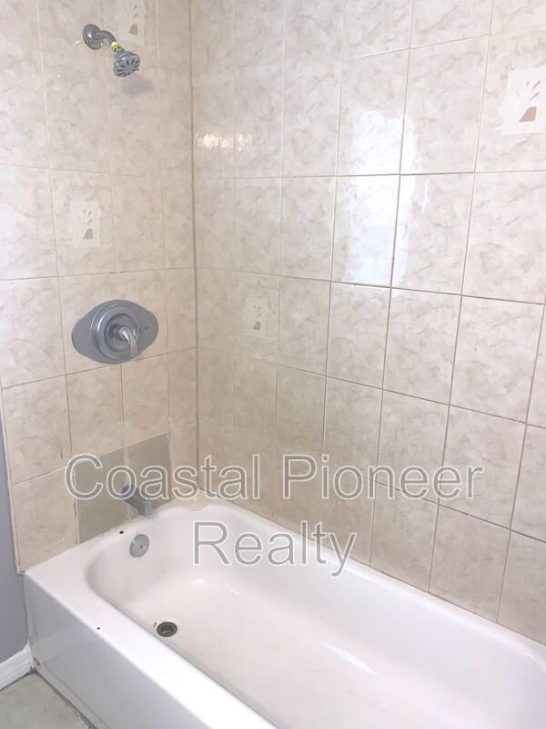 Building Photo - 3015 Deleuil Ave