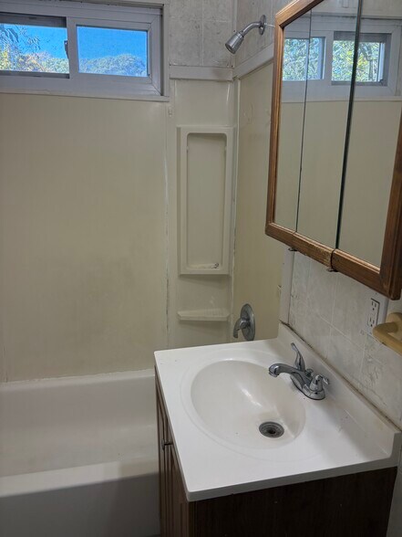 Building Photo - 2 Seawanhaka Ave