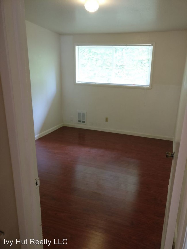 Building Photo - 1011 S Kent des Moines Rd