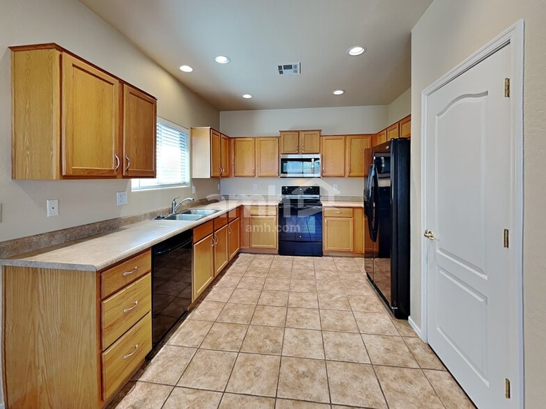 Building Photo - 683 S 221st Dr