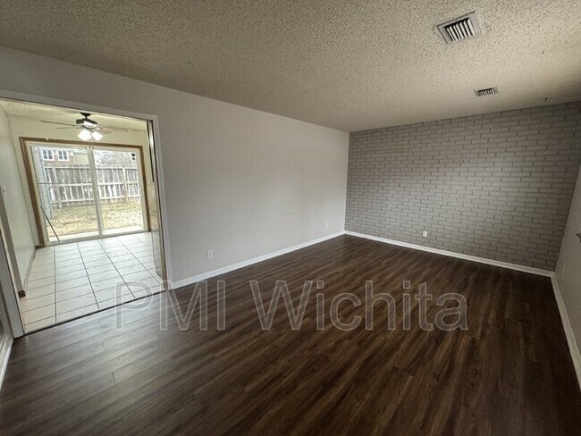 Building Photo - 615 N Kessler St