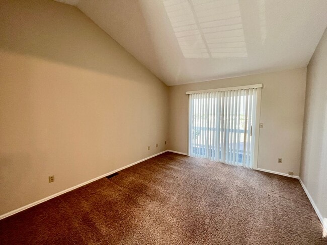 Building Photo - Cozy 2 Bedroom Townhome Nestled in Quiet Gated Community