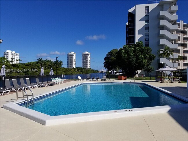 Building Photo - 3475 N Country Club Dr