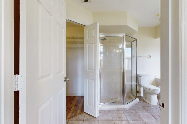 Building Photo - 967 SE Browning Ave