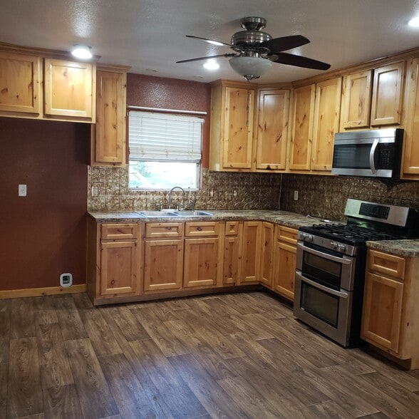 Building Photo - 710 W 4th St