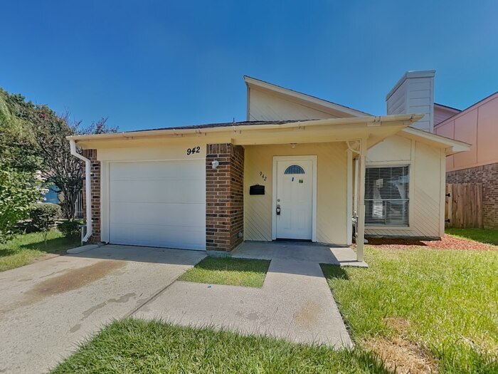 Primary Photo - 942 Somercotes Ln