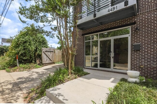 Building Photo - 3 Bedroom Townhome in All Saints District!...