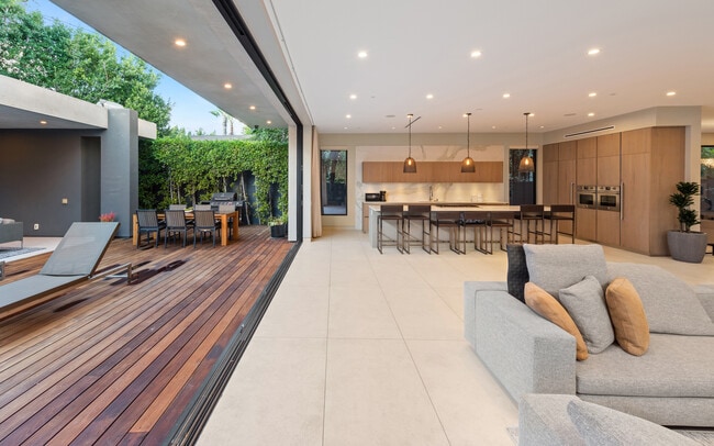 Building Photo - 623 N Edinburgh Ave