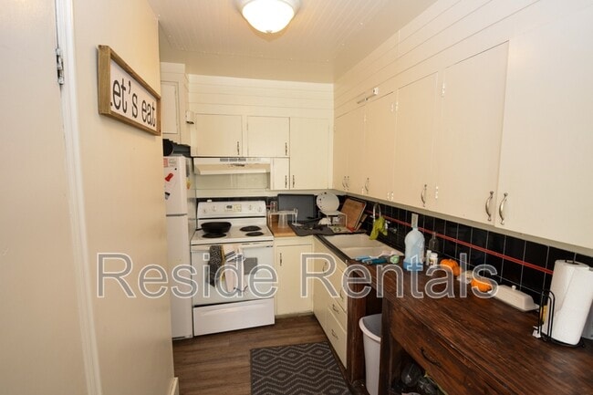 Building Photo - 686 Darwin Ave