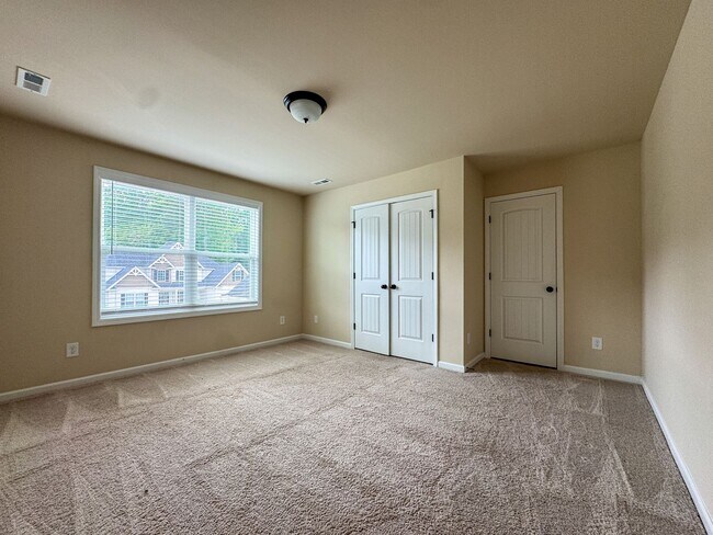Building Photo - Stunning 5 Bed 4.5 Bath Fayetteville Home with Fenced Yard