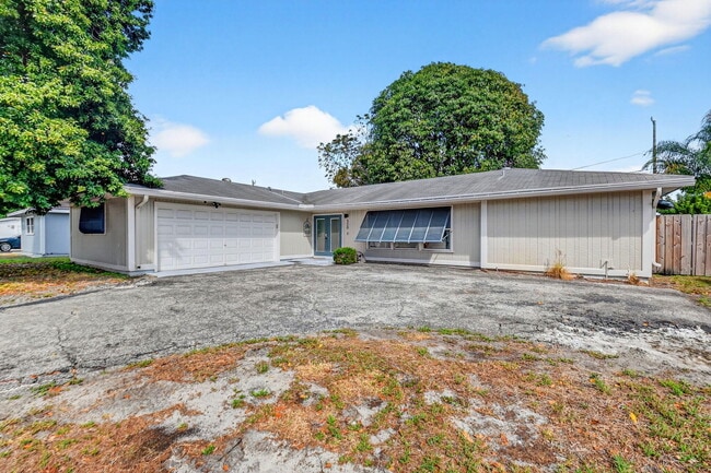 Building Photo - 320 Riverdale Rd