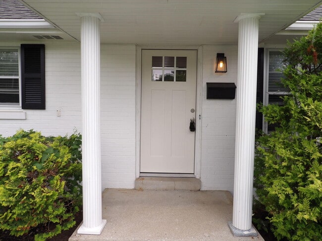Building Photo - 286 Zandale Dr