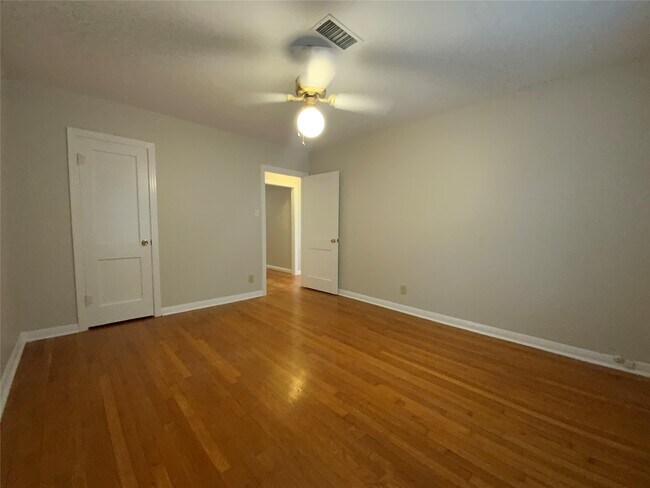 Building Photo - 2327 Branard St