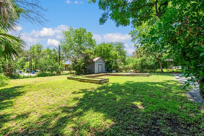 Building Photo - Huisache