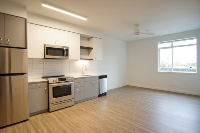 Building Photo - Modern Top-Floor Studio with Condo-Grade Finishes & SUMMER SAVINGS!