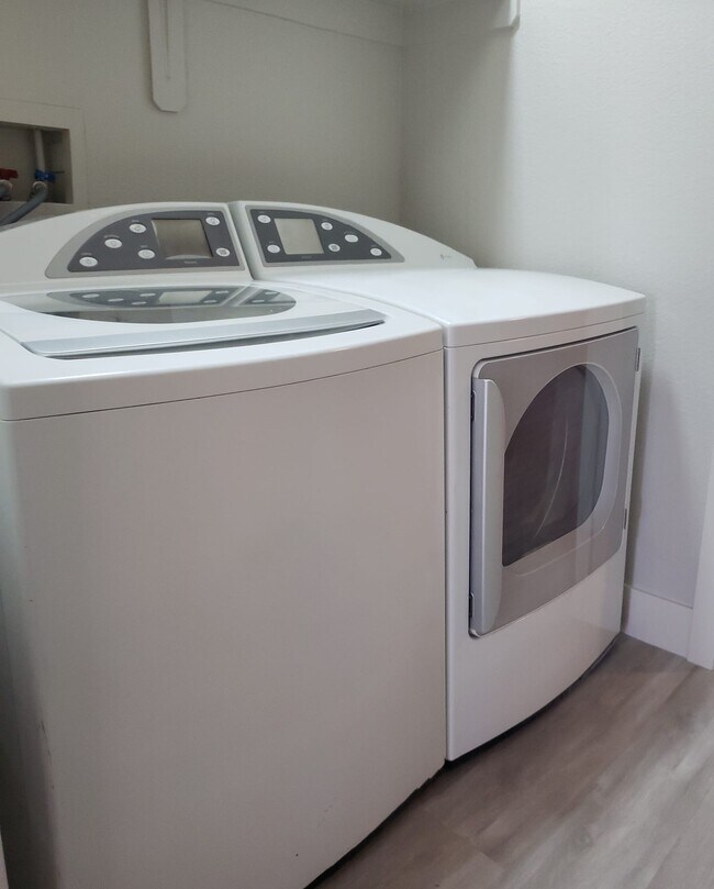 Building Photo - 198 Crown Imperial St