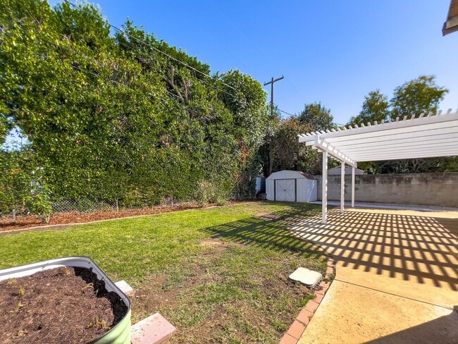 Building Photo - Spacious 3BR Home near Lake Balboa!