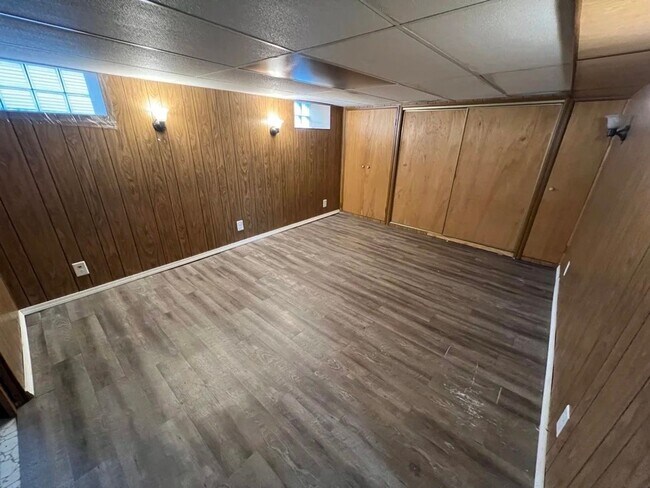 Building Photo - 406 S 6th Ave