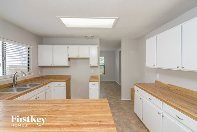 Building Photo - 7720 Wood Bluff