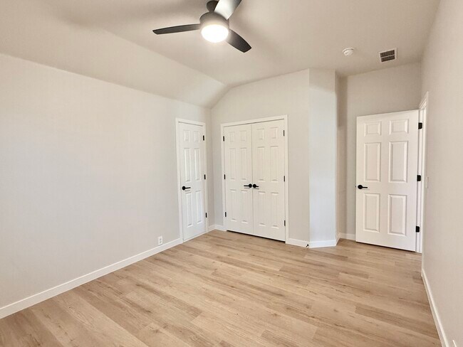 Building Photo - 2414 Thorntree Dr