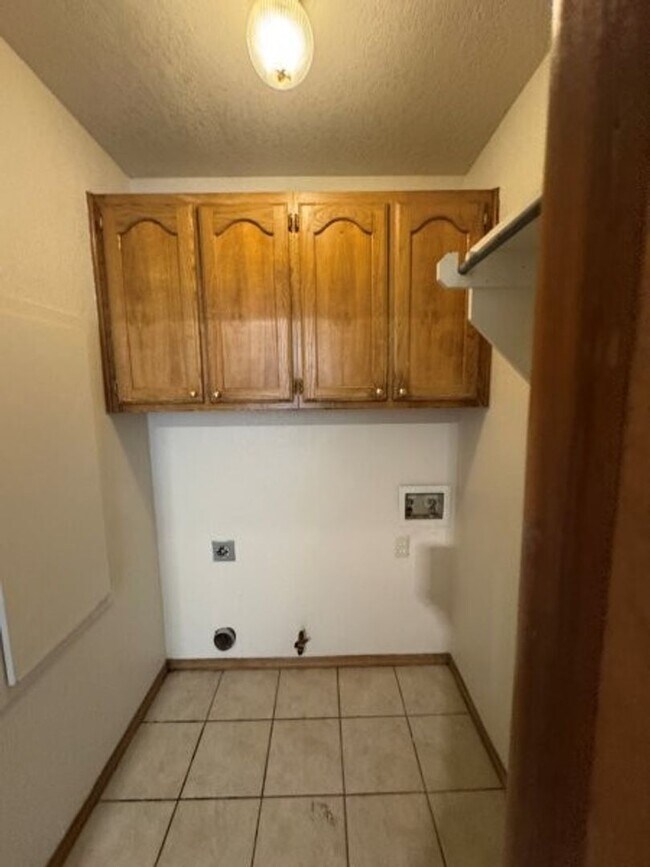 Building Photo - 4 bed 2story, 2 full baths, fenced yard, i...