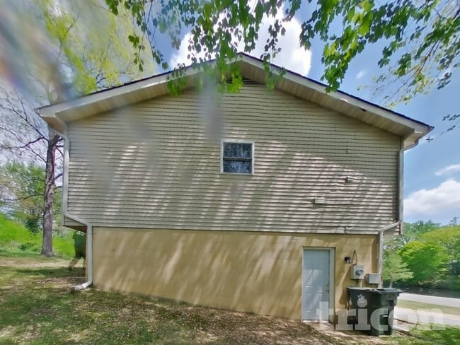 Building Photo - 1350 Redwood Cir