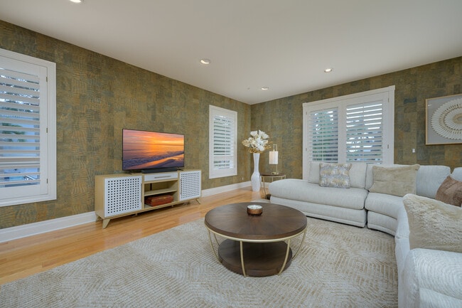 Building Photo - 981 Longboat Club Rd