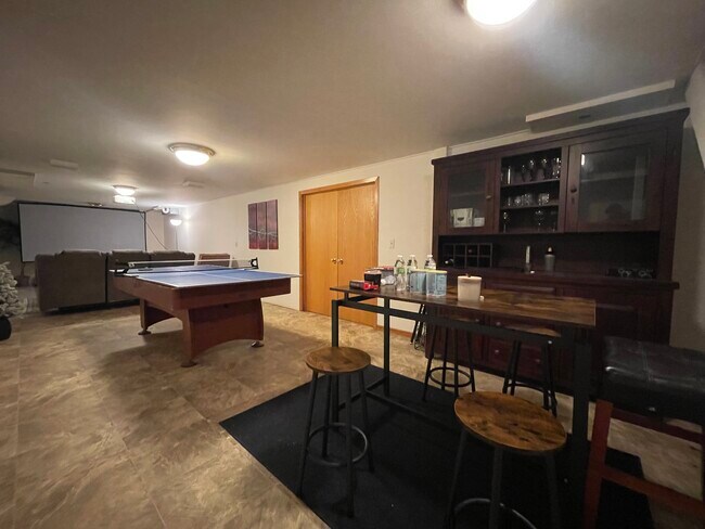 Building Photo - 2018 Greenbriar Cir