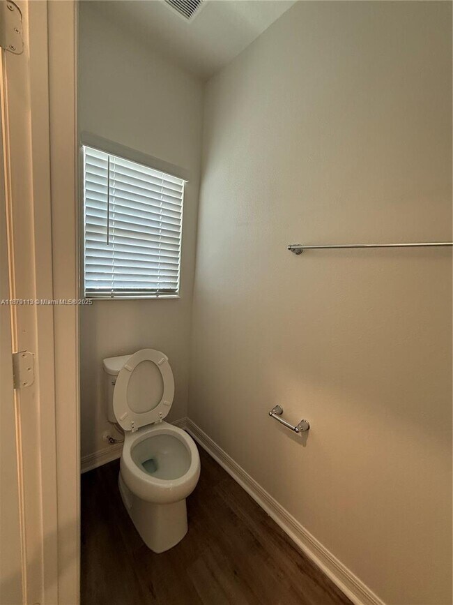 Building Photo - 410 Sequoia Dr