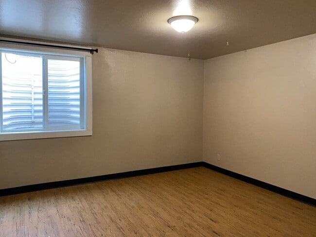 Building Photo - STUDENTS WELCOME! 5 Bed 2 Bath Ranch House w/ Basement