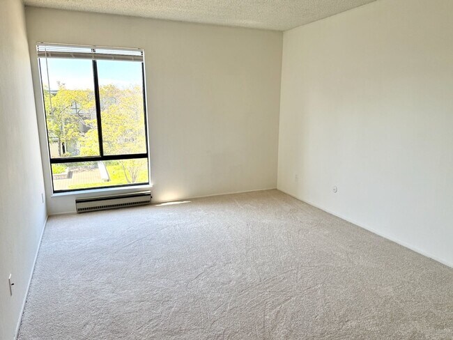 Building Photo - Full Size One Bedroom with Top Floor Privacy