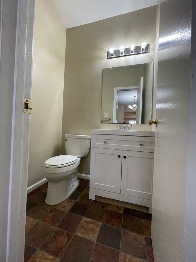 Building Photo - Beautiful 3 Bed 2.5 Bath Interior Townhome...