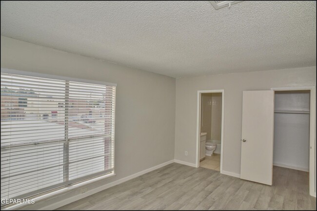 Building Photo - 10415 Ashwood Dr