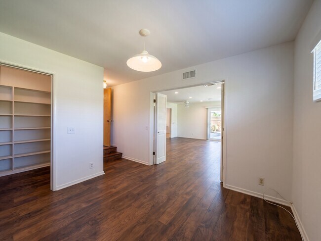 Building Photo - 962 N Calmgrove Ave