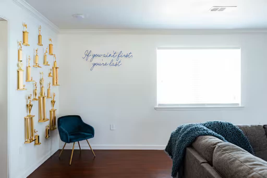 Building Photo - 1011 E Wintergreen Rd