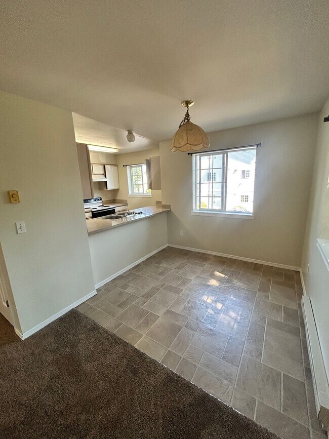 Building Photo - 2713 W Maplewood Condo