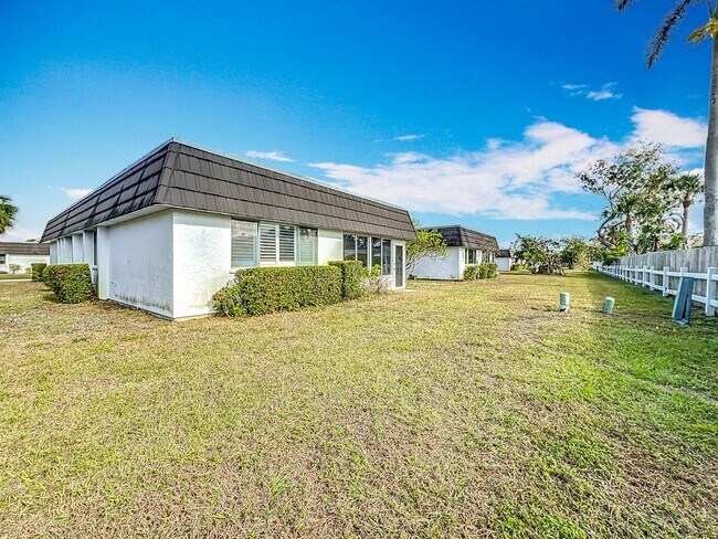Building Photo - Gorgeous 2-Bedroom, 2 Bath