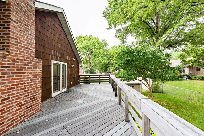 Building Photo - Beautiful 3 Bed Overland Park Ranch Home NEWLY REMODELED