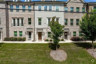 Building Photo - Large 3 Bedroom Luxury Townhome on Silver ...