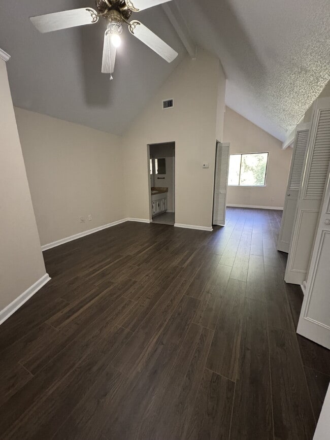 Building Photo - 4 bedroom 3 full bath home for rent in man...
