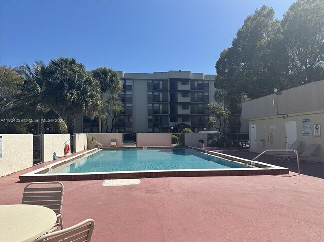 Building Photo - 2771 Riverside Dr