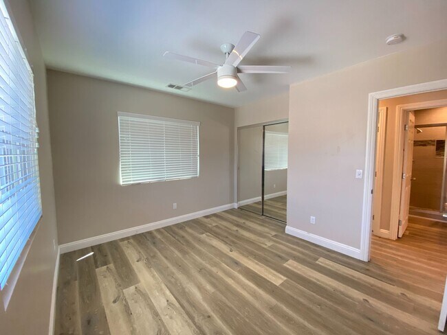 Building Photo - 7BD/4BA, Two Kitchens!