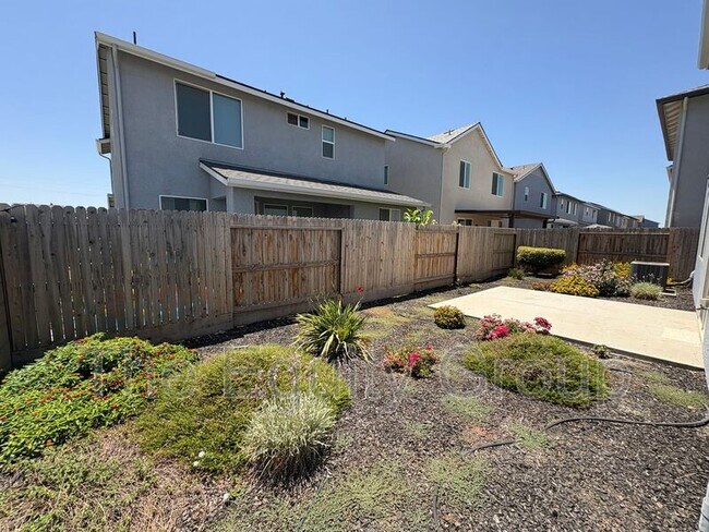 Building Photo - 1105 W Sedona Ave